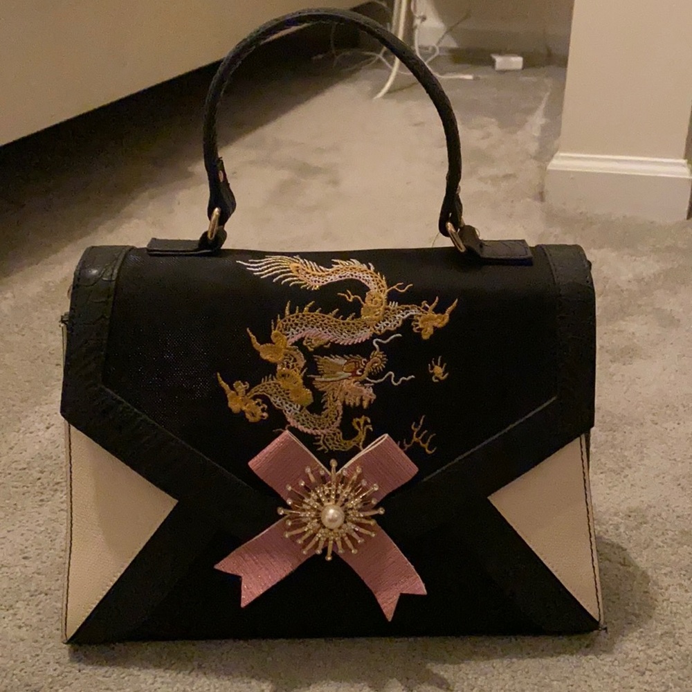 Black handbag ivory with dragon